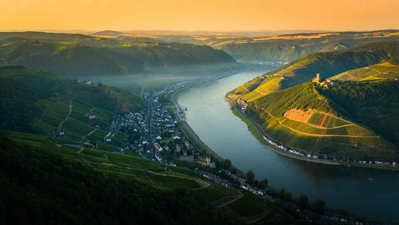 Rheintal mit Wäldern bei Sonnenuntergang – Deutschland Natur